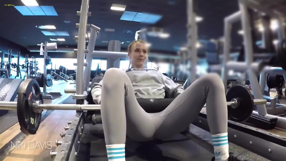 Niki_Davis - Im Gym mit einem ferngesteuerten Toy [FullHD 1080P]